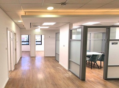 200 מ"ר משרדים להשכרה במגדל יוקרתי על ציר מנחם בגין בת"א, יפיפים, רמת גימור גבוהה