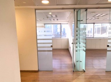 136 מ"ר משרדים להשכרה במגדל יוקרתי על ציר מנחם בגין בת"א, קרובים לרכבת הקלה