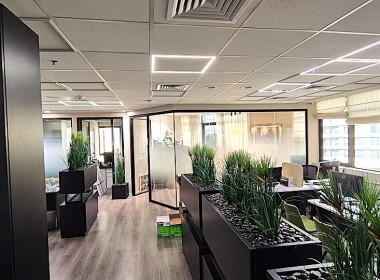 220 מ"ר משרדים להשכרה בבניין מודרני על ציר מנחם בגין, יפיפים, מרוהטים