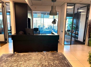 176 מ"ר משרדים להשכרה במגדל מפואר בשרונה, מושקעים ומוארים