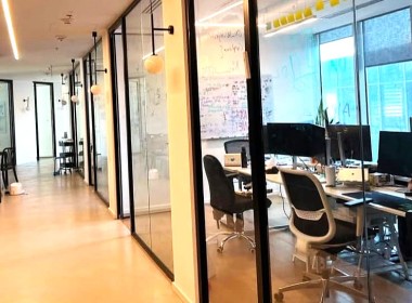 263 מ"ר משרדים להשכרה במגדל מפואר על ציר מנחם בגין בת"א, מוארים ומרוהטים