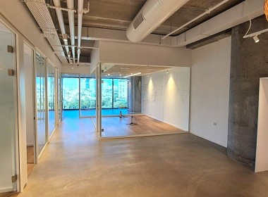 237 מ"ר משרדים למכירה במגדל יוקרתי על ציר מנחם בגין בת"א, רמת גימור גבוהה