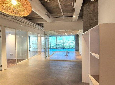 237 מ"ר משרדים להשכרה במגדל מפואר על ציר מנחם בגין בת"א, מוארים ומושקעים