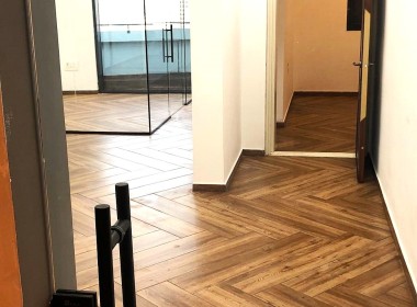 100 מ"ר משרדים להשכרה במגדל על ציר מנחם בגין בת"א, מוארים ומושקעים