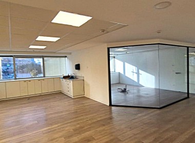 321 מ"ר משרדים להשכרה במגדל על ציר מנחם בגין בת"א, אופן ספייס ענק וחדרים