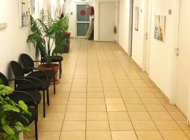 500 מ"ר משרדים להשכרה בבניין מטופח בדרום ת"א, הרבה חדרים ואופן ספייס