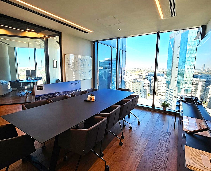 202 מ"ר משרדים להשכרה במגדל בבורסה בר"ג, מחיצות זכוכית, חדר עבודה