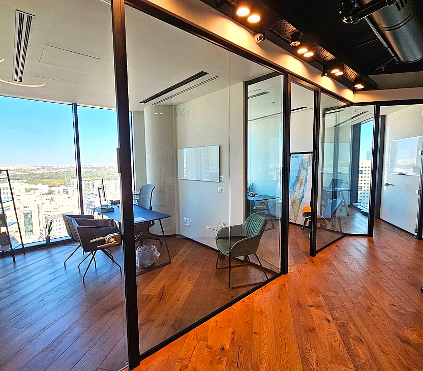 202 מ"ר משרדים להשכרה במגדל יוקרתי בבורסה בר"ג, מרוהטים, חדרי עבודה 2