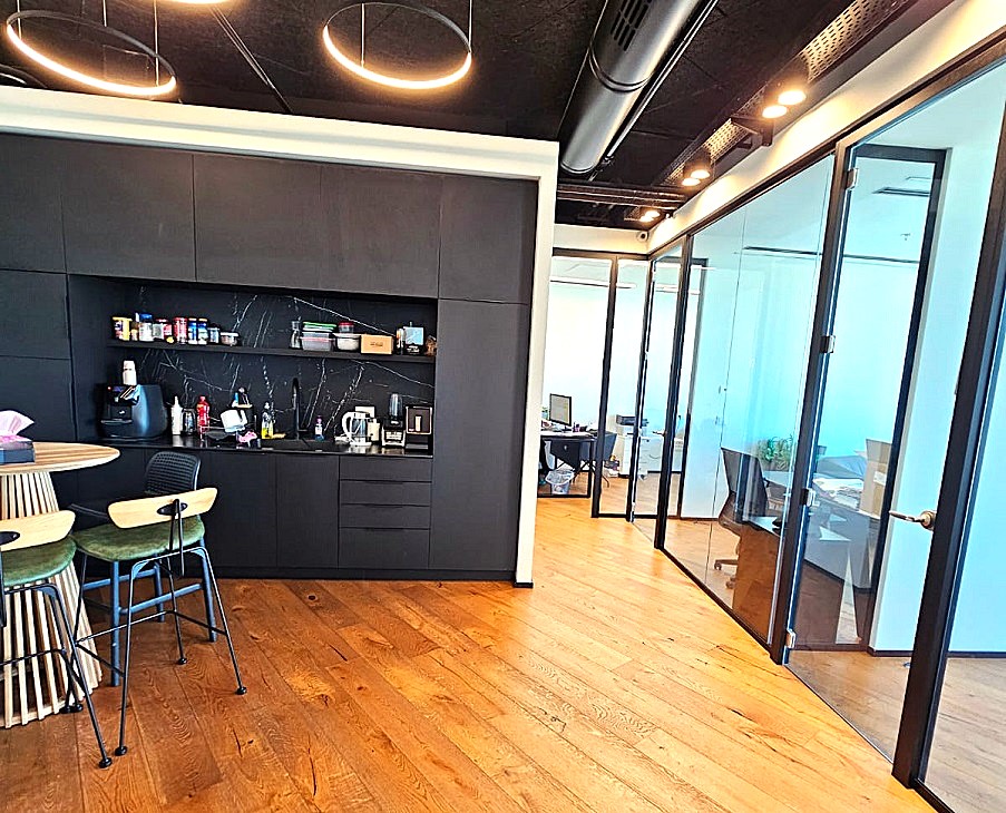 202 מ"ר משרדים להשכרה במגדל מרכזי בבורסה בר"ג, ריצוף פרקט, מטבחון