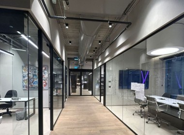 347 מ"ר משרדים להשכרה באיזור חסן ערפה, מאובזרים ומרוהטים, מסדרון